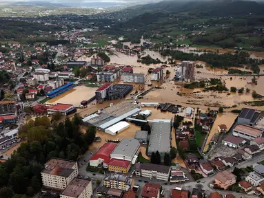 Foto udara yang diambil di Kiseljak, sekitar dua puluh kilometer sebelah barat Sarajevo pada tanggal 4 Oktober 2024 ini menunjukkan jalan-jalan dan area rumah yang terendam banjir setelah hujan lebat. (RUSMIR SMAJILHODZIC/AFP)