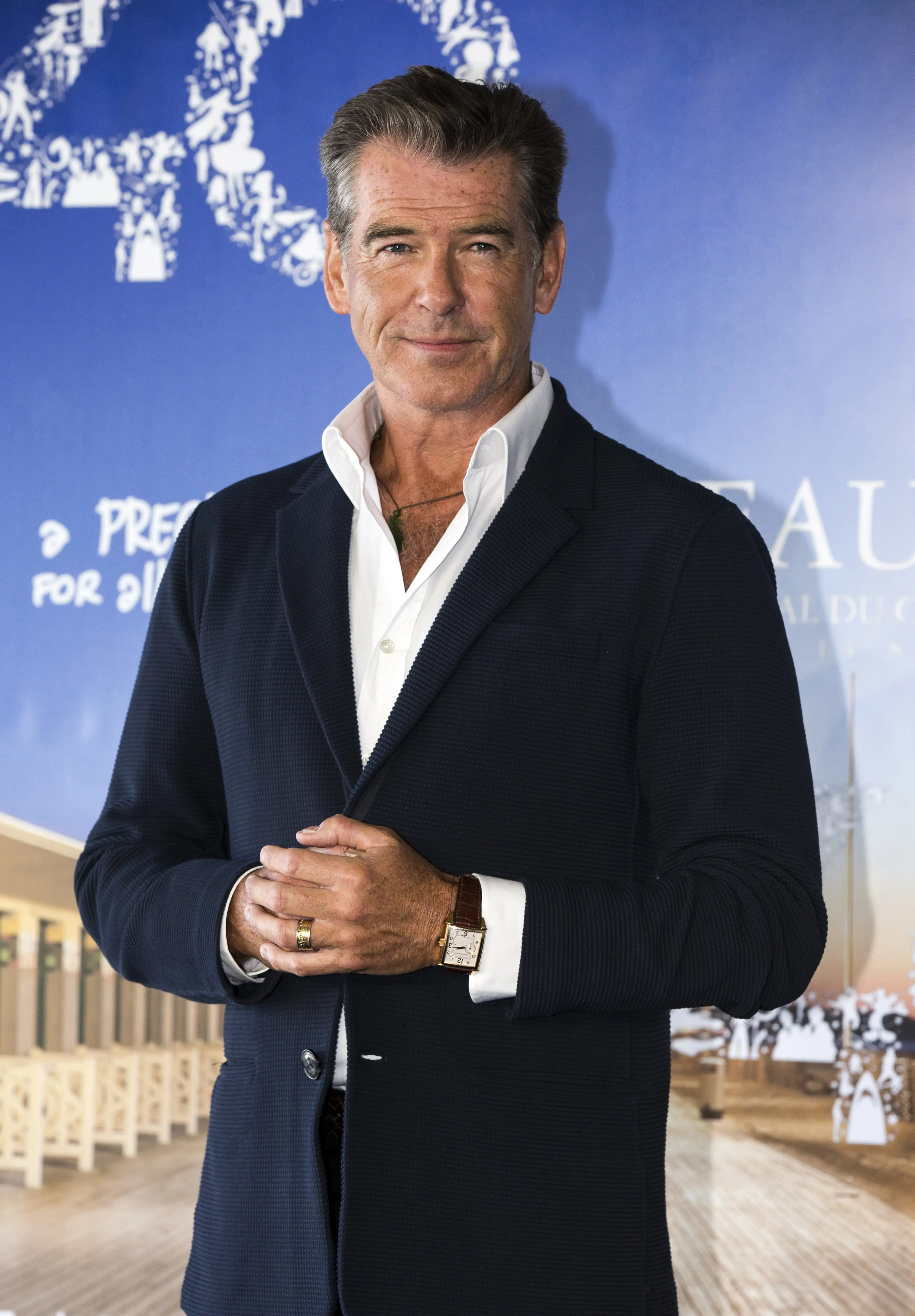 Pierce Brosnan menjadi aktor kelima yang memerankan karakter James Bond. Aktor sekaligus produser ini tercatat telah empat kali membintangi film agen rahasia tersebut dimulai pada tahun 1997 sampai 2002. (Bintang/EPA)