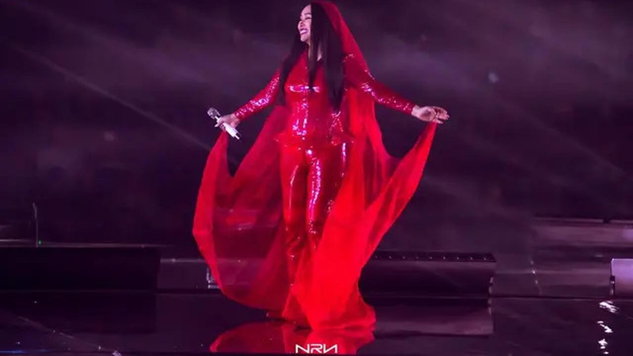 9 Gaya Nyentrik Titi DJ di Atas Panggung, Auranya Diva Banget