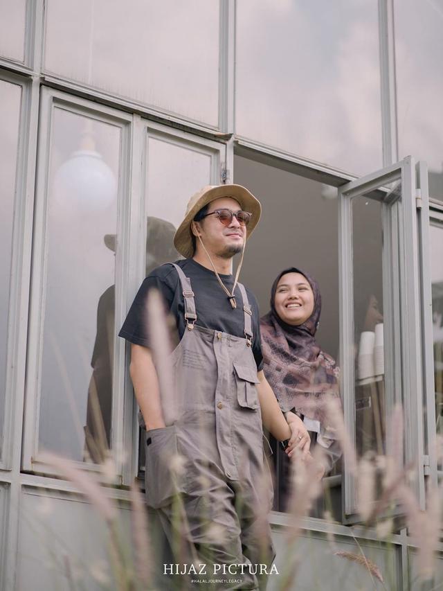 7 Potret Post Wedding Ricky Harun dan Herfiza, Romantis Bak Pasangan Muda
