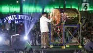 Gubernur DKI Jakarta Anies Baswedan memukul beduk saat membuka Festival Tabuh Bedug Malam Takbiran di Jakarta International Stadium (JIS), Jakarta, Minggu (1/5/2022). Pemerintah Provinsi DKI Jakarta menyelenggarakan Festival Beduk bertepatan dengan malam menyambut Idul Fitri 1443 Hijriah. (Liputan6.com/Faizal Fanani)
