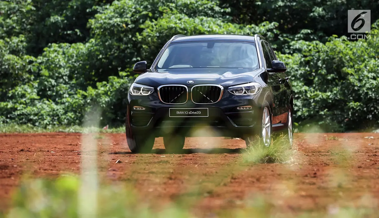 BMW X3 sDrive20i terbaru saat test drive di Kawasan BSD, Tangerang Selatan, Banten, Rabu (20/3). Seri BMW X3 sDrive20i ini dapat melintasi segala macam rintangan medan. (merdeka.com/Dwi Narwoko)