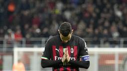 Bek AC Milan, Theo Hernandez berselebrasi usai mencetak gol ke gawang Spezia pada pertandingan lanjutan Liga Serie A Italia di stadion San Siro, di Milan, Italia, Minggu (6/11/2022). AC Milan menang tipis atas Spezia 2-1. (AP Photo /Antonio Calanni)