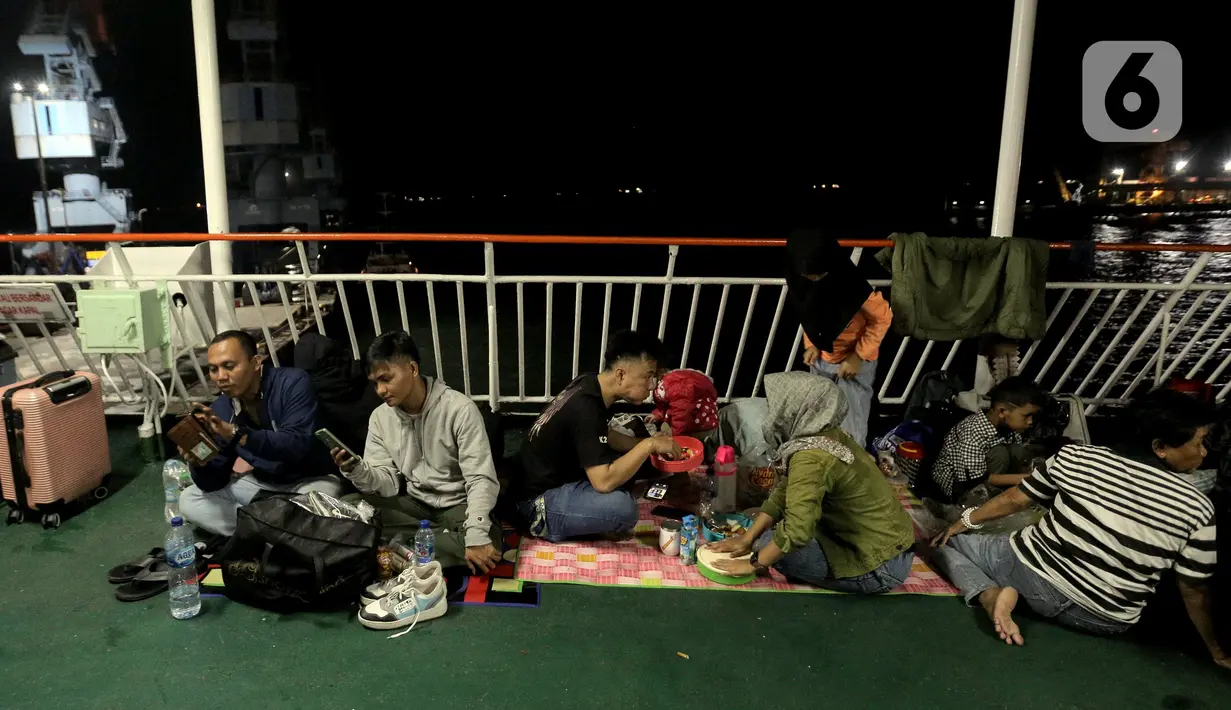 Aktivitas pemudik saat berada di kapal penyeberangan di Pelabuhan Ciwandan, Banten, Kamis (27/3/2025). (Liputan6.com/Herman Zakharia)