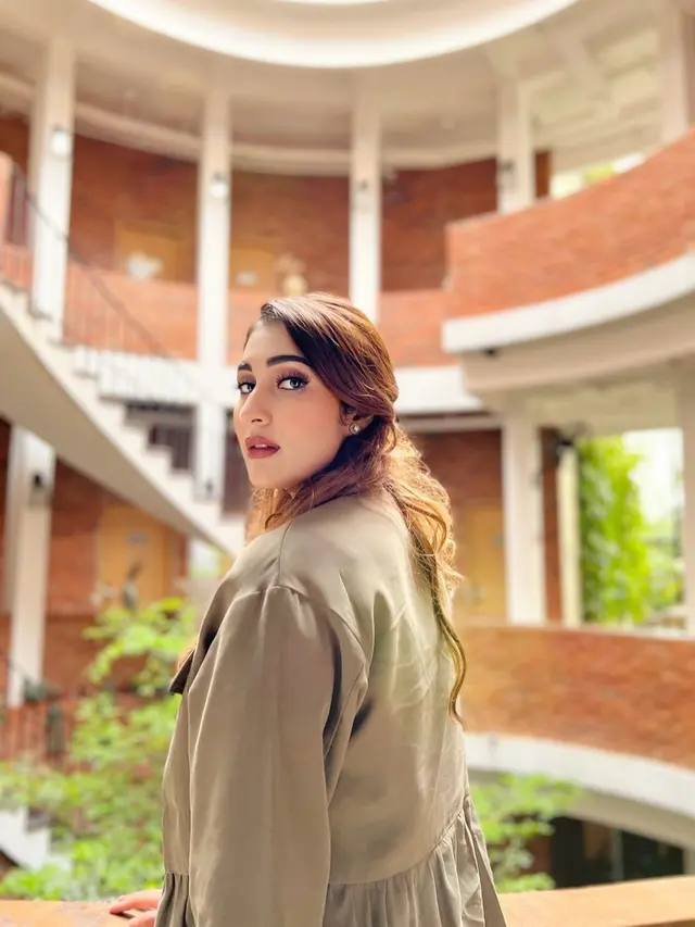 Tania Nadira dan suami