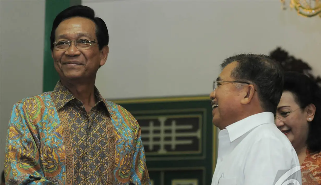 Sri Sultan menyambut JK yang bersama Jokowi berkungjung ke rumahnya di Keraton Kilen, Yogyakarta, Senin (2/6/2014) (Liputan6.com/Herman Zakharia).