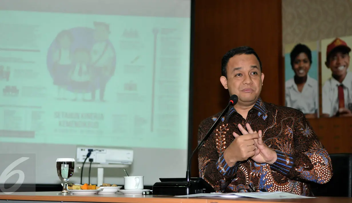 Mendikbud Anies Baswedan memberikan paparannya kepada media terkait Kinerja Satu tahun kempemimpinannya, Jakarta, Senin (19/10/2015). Anies akan meniadakan MOS atau perploncoan di sekolah. (Liputan6.com/JohanTallo)