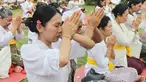 Umat Hindu melakukan sesi persembahyangan Hari Raya Galungan di Pura Amerta Jati, Cinere, Jakarta Selatan, Rabu (19/11/2025). Hari Raya Galungan diselenggarakan setiap 210 hari sekali berdasarkan perhitungan kalender Bali. (merdeka.com/Arie Basuki)
