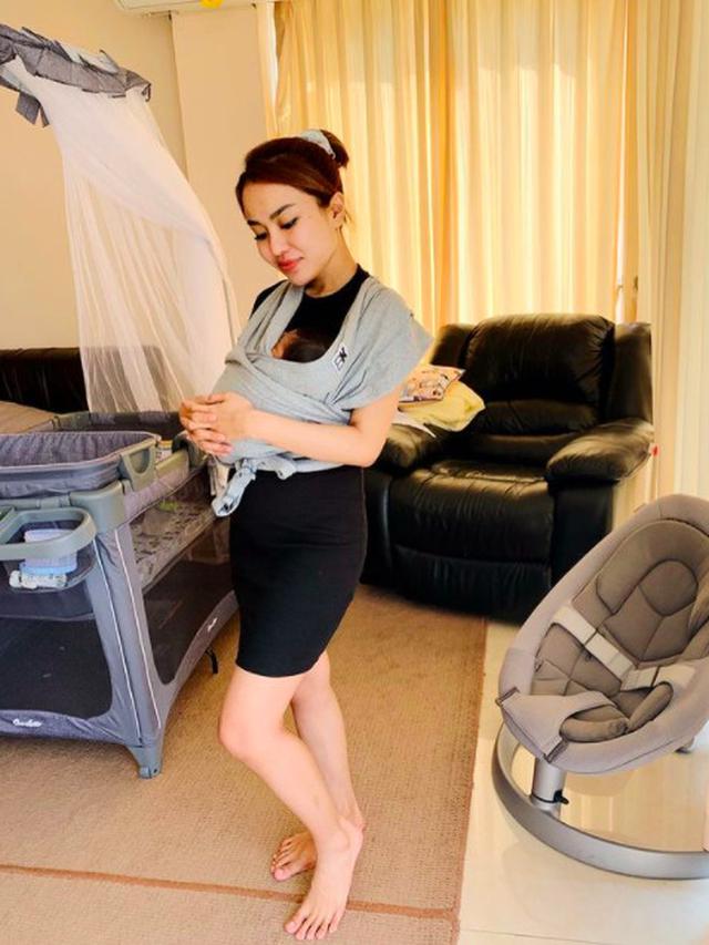 6 Potret Medina Zein Pamer Foto Lepas Hijab, Panen Cibiran Warganet