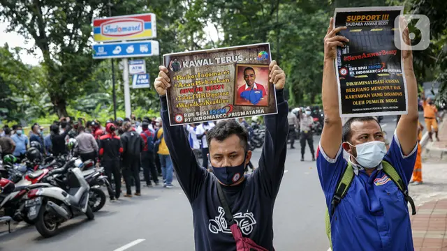 FOTO: Buruh Geruduk Kantor Indomaret