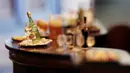 Miniatur sebotol minuman beserta meja bar dari rumah boneka yang bernama Istana Astolat saat dipamerkan di New York, Amerika Serikat, Sabtu ( 14/11/2015). Istana Astolat sendiri memliki 29 kamar. (REUTERS/Lucas Jackson)
