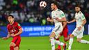 Gelandang Real Madrid, Gareth Bale, berusaha mengontrol bola saat melawan Kashima Antlers pada laga Piala Dunia Antarklub di Stadion Zayed Sports City, Abu Dhabi, Rabu (19/12). Madrid menang 3-1 atas Kashima. (AFP/Giuseppe Cacace)
