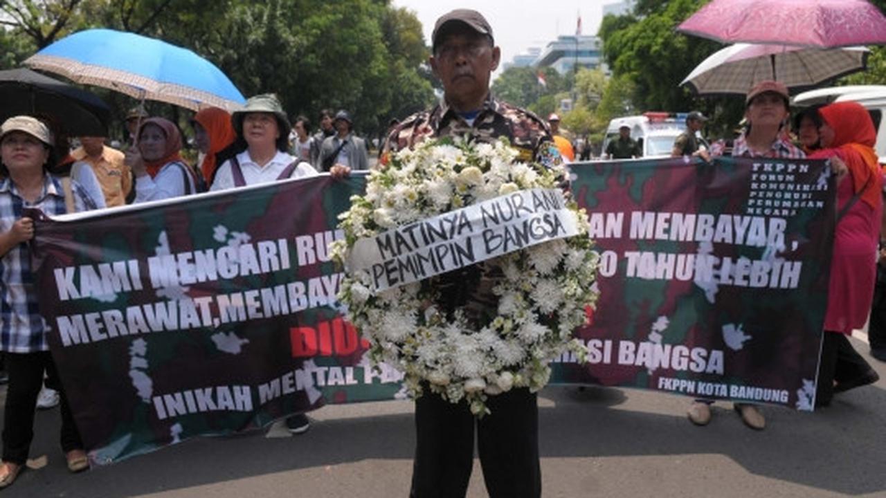 Pakai kursi roda, para veteran demo tolak RPP rumah negara