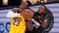 Pebasket Miami Heat, Jae Crowder, berebut bola dengan pebasket Los Angeles Lakers, LeBron James, pada gim keempat final NBA di Lake Buena Vista, Rabu (7/10/2020). Lakers menang dengan skor 102-96. (AP Photo/Mark J. Terrill)