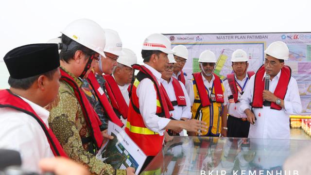 Presiden Jokowi tinjau pelabuhan Patimban, didampingi Menhub Budi Karya Sumadi, Menteri PUPR Basuki Hadimuljono dan Seskab Pramono Anung. Foto: Dok Kementerian Perhubungan