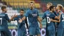 Pemain AC Milan merayakan gol yang dicetak Zlatan Ibrahimovic ke gawang Shamrock Rovers pada laga babak kualifikasi Luga Europa 2020/2021 di Tallaght Stadium, Jumat (18/9/2020) dini hari WIB. AC Milan menang 2-0 atas Shamrock Rovers. (AP Photo/Peter Morgan)