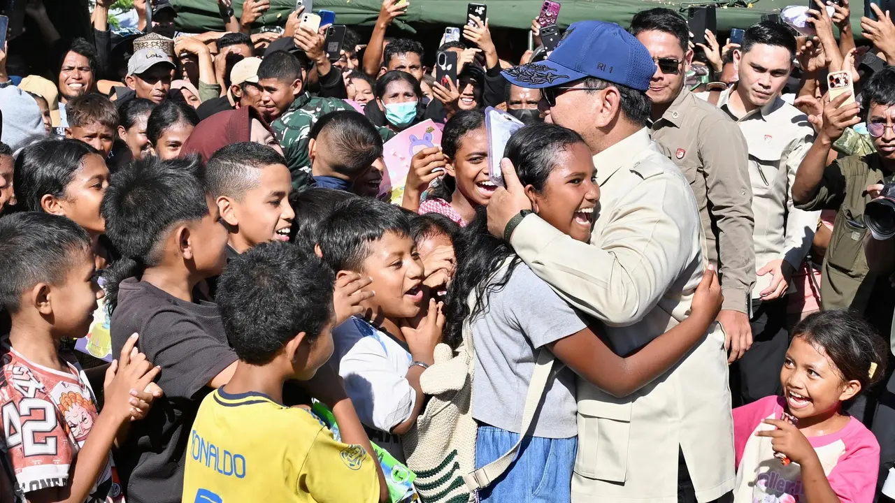 Prabowo menyapa dan memeluk anak-anak korban Gempa NTT