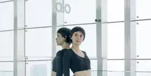 ALO mengajak sejumlah figur untuk merayakan Hari Yoga International. Renata Kusmanto hadir dalam balutan yoga attire bergaya balerina. cropped top, legging dan strappy grip socks bernuansa kontras. [Foto. ALO.Dok]