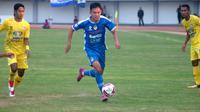 Sutanto Tan (biru), beraksi dalam debutnya sebagai pemain baru PSIM melawan Persiba Balikpapan di Stadion Mandala Krida, Kamis (22/8/2019). (Bola.com/Vincentius Atmaja)