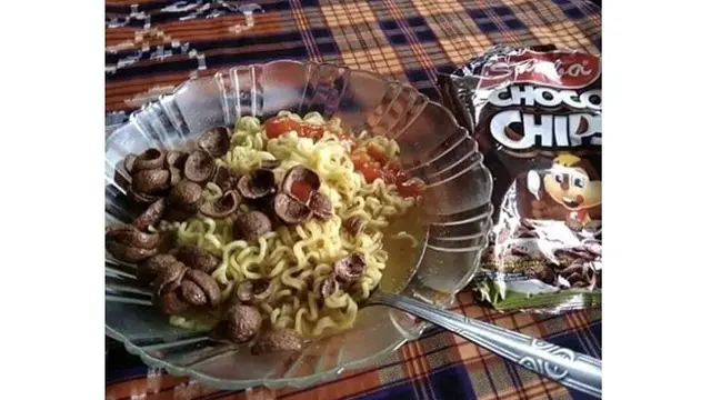 6 Potret Mi Instan Pakai Topping Rasa Cokelat Ini Bikin Geleng Kepala
