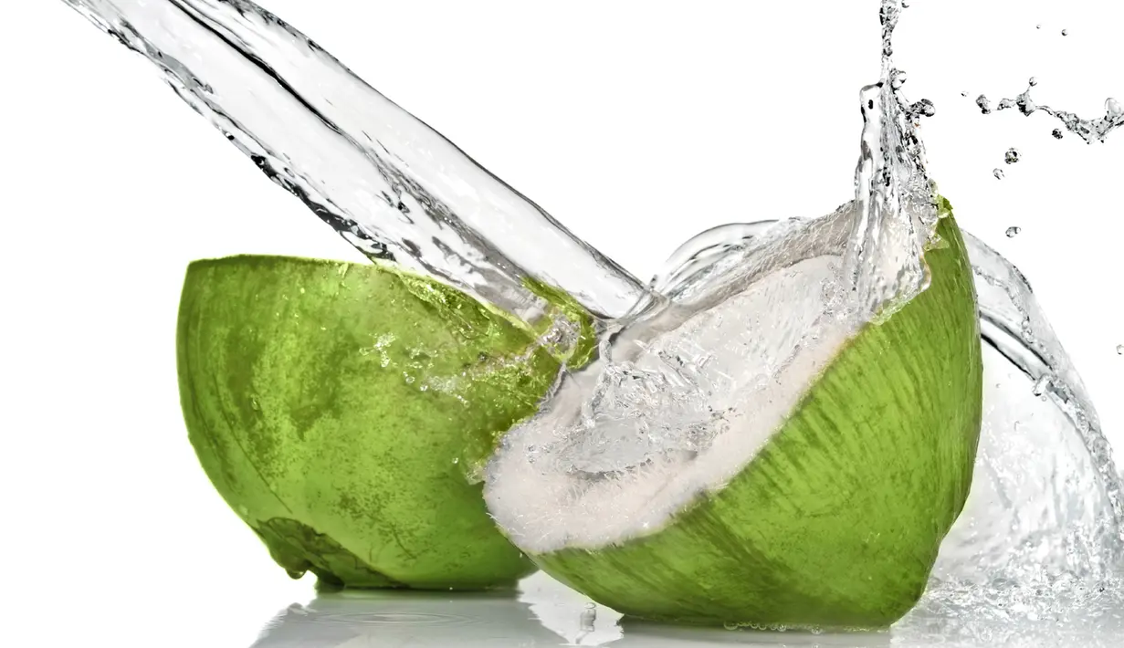 Mengonsumsi air kelapa muda akan menetralisir racun dan menguatkan sistem imun serta mampu meredakan rasa mual saat perjalanan. (Istimewa) 