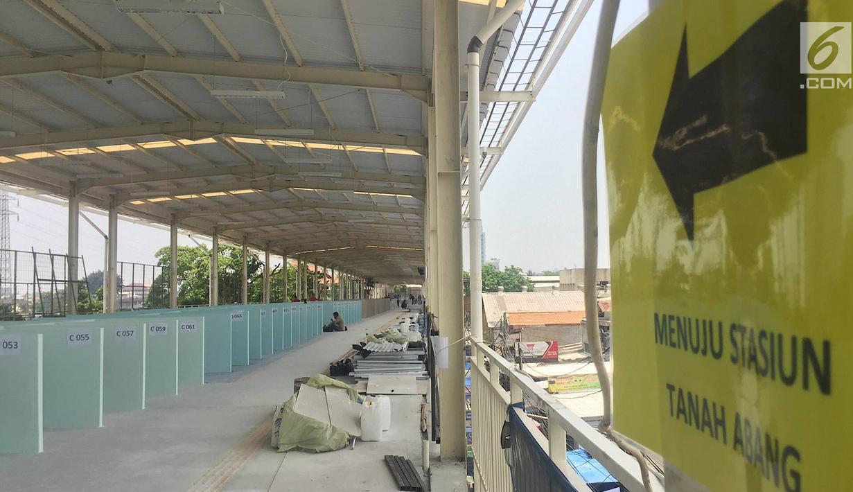 Suasana skybridge atau JPM Tanah Abang di Jakarta, Senin (15/10). Jembatan multi guna tersebut telah dilakukan soft launching, dengan terlebih dulu menempatkan 100 pedagang kaki lima berjualan di skybridge tersebut. (Liputan6.com/Immanuel Antonius)