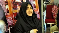 Pipik Dian Irawati alias Umi Pipik saat ditemui di acara pembukaan Butik Ummi Pipik, Jakarta, Sabtu (4/7/2015). Pipik berencana membuka cabang di tempat lain di luar Jakarta. (Liputan6.com/Panji Diksana)