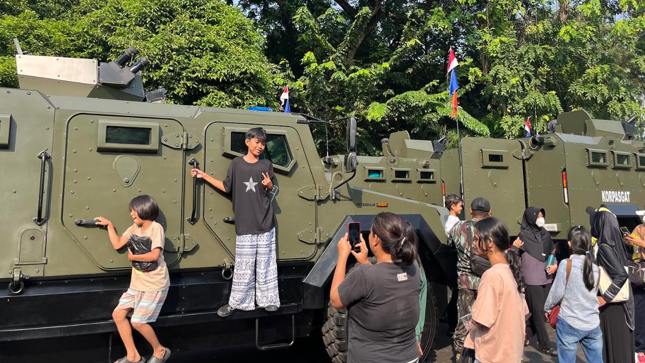 Antusias Emak-Emak Ajak Anak Foto Bareng Tentara di HUT TNI ke-80: Semoga Nular Gagahnya