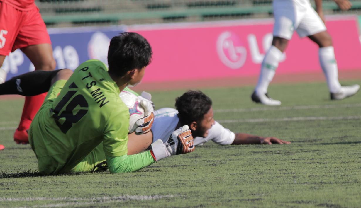 Pemain Myanmar U-22 terkapar pada laga pertama piala AFF U-22 yang berlangsung di Stadion Nasional, Phom Penh, Kamboja, (Senin/18/2). Timnas Indonesia bermain imbang 1-1 kontra Myanmar. (Bola.com/Zulfirdaus Harahap)