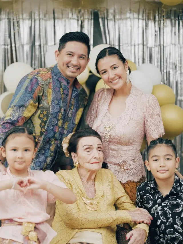 6 Pesona Ayu Sharena Delon Berkebaya di Pesta Ulang Tahun Sang Oma yang ke-100
