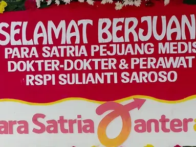 Karangan bunga dukungan untuk tim medis terlihat di RSPI Sulianti Saroso di Jakarta, Jumat (20/3/2020). Rumah Sakit Penyakit Infeksi Sulianti Saroso (RSPI SS) dibanjiri karangan bunga dari masyarakat. (Liputan6.com/@rspi_suliantisaroso)