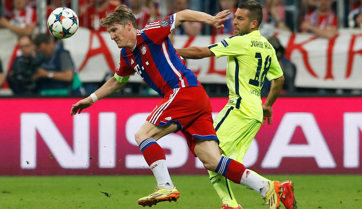 Gelandang Bayern Muenchen, Bastian Schweinsteiger (kiri) berusaha melewati bek Barcelona Jordi Alba saat leg kedua semifinal Liga Champions di Allianz Arena, Jerman, Rabu (13/5/2015). Bayern Muenchen menang 3-2 atas Barcelona. (Reuters/Albert Gea)