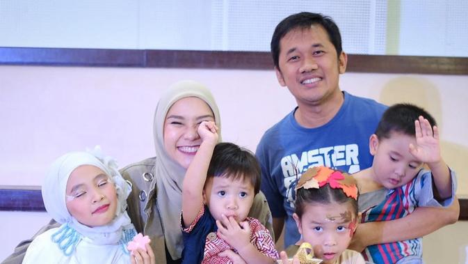 Zaskia Adya Mecca bersama suami dan anak-anak. (Foto: Dok. Instagram @zaskiadyamecca)