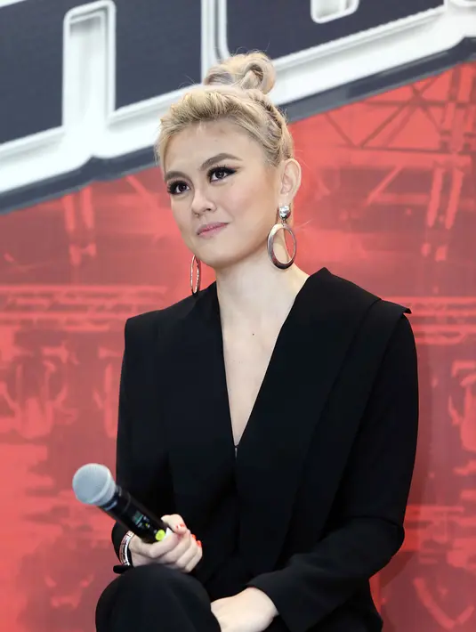 Menurut penyanyi dan pemeran yang melejit dalam sinetron Pernikahan Dini itu, sebagai penyanyi harus memiliki karakter yang kuat. Hal itu yang diwajibkan untuk bisa tembus ke dunia entertainment. (Nurwahyunan/Bintang.com)