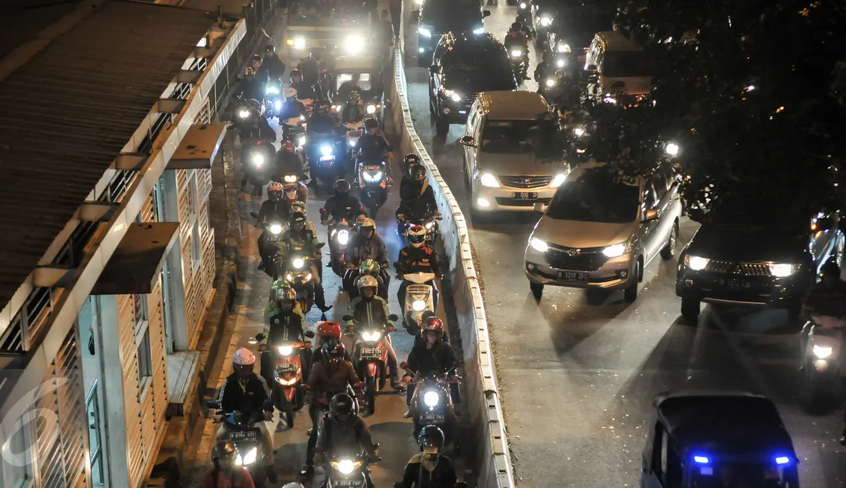  Pengguna motor menerobos jalur Transjakarta di kawasan Manggarai, Jakarta, Senin (1/8).Sebelumnya, Pemprov DKI Jakarta menyatakan komitmennya untuk terus melakukan sterilisasi jalur bus Transjakarta. (Liputan6.com/Yoppy Renato)