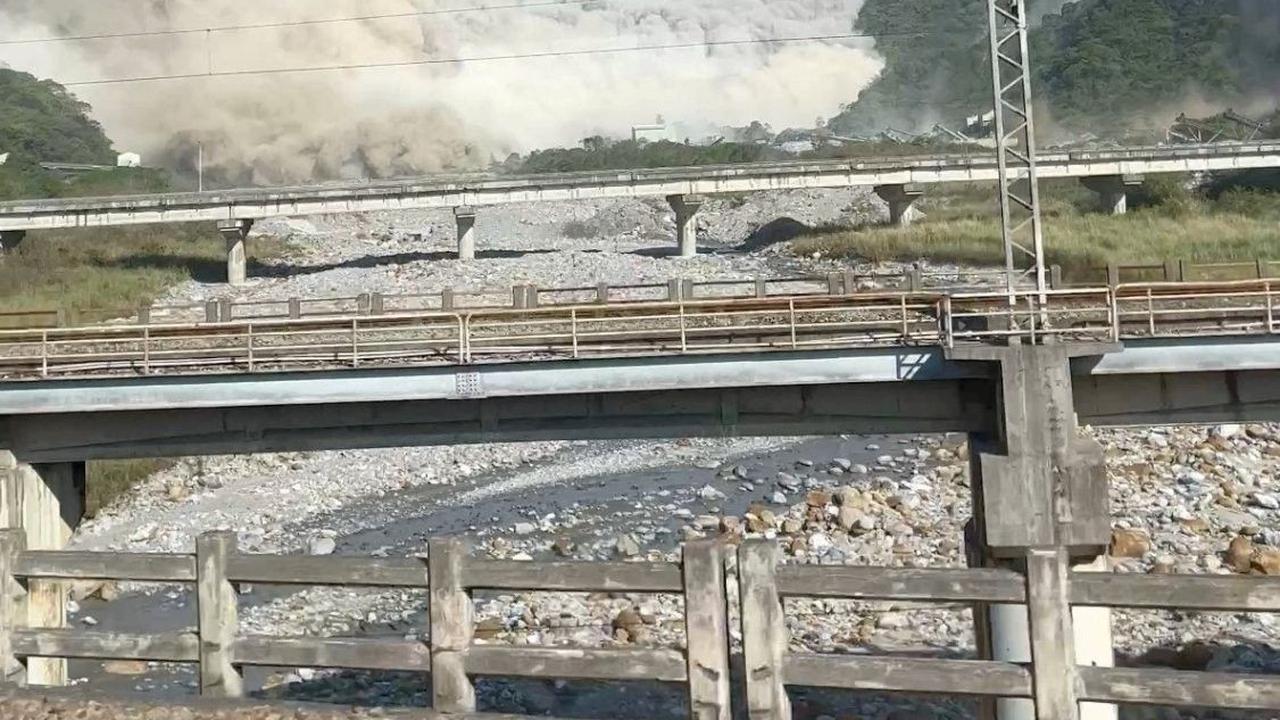 Momen tanah longsor yang terekam kamera setelah gempa bumi melanda lepas pantai timur Taiwan, menurut Badan Cuaca Pusat Taiwan, di Xiulin, Hualien, Taiwan pada (3/4/2024). Tutuloveeat/via REUTERS