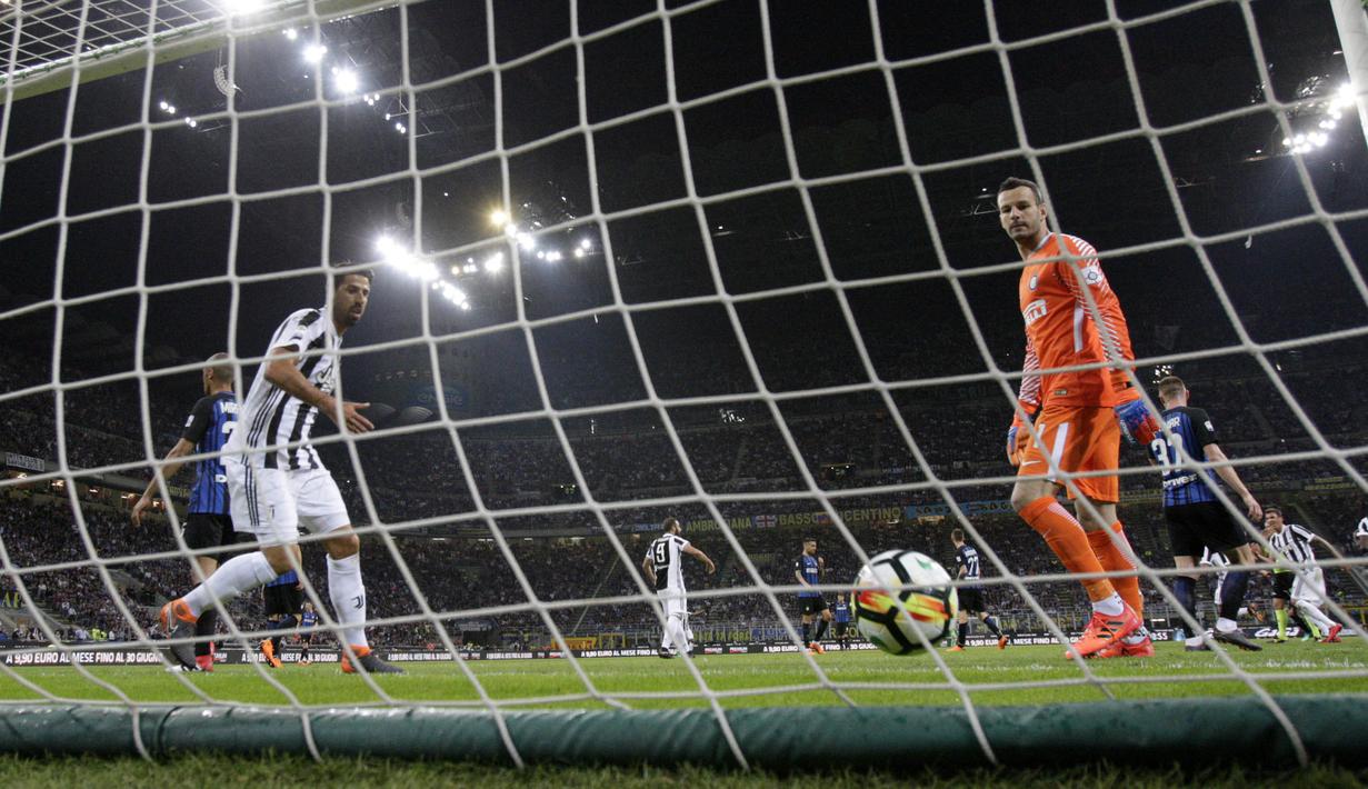 Kiper Inter Milan, Samir Handanovic, melihat bola yang masuk ke gawangnya pada laga Serie A di Stadion Giuseppe Meazza, Sabtu (28/4/2018). Inter Milan takluk 2-3 dari Juventus. (AP/Antonio Calanni)