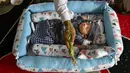 Orang-orang berdoa untuk bayi yang baru lahir saat prosesi aqiqah di Banda Aceh, Aceh, 4 November 2021. Aqiqah adalah tradisi menyambut bayi yang baru lahir dalam agama Islam. (CHAIDEER MAHYUDDIN/AFP)