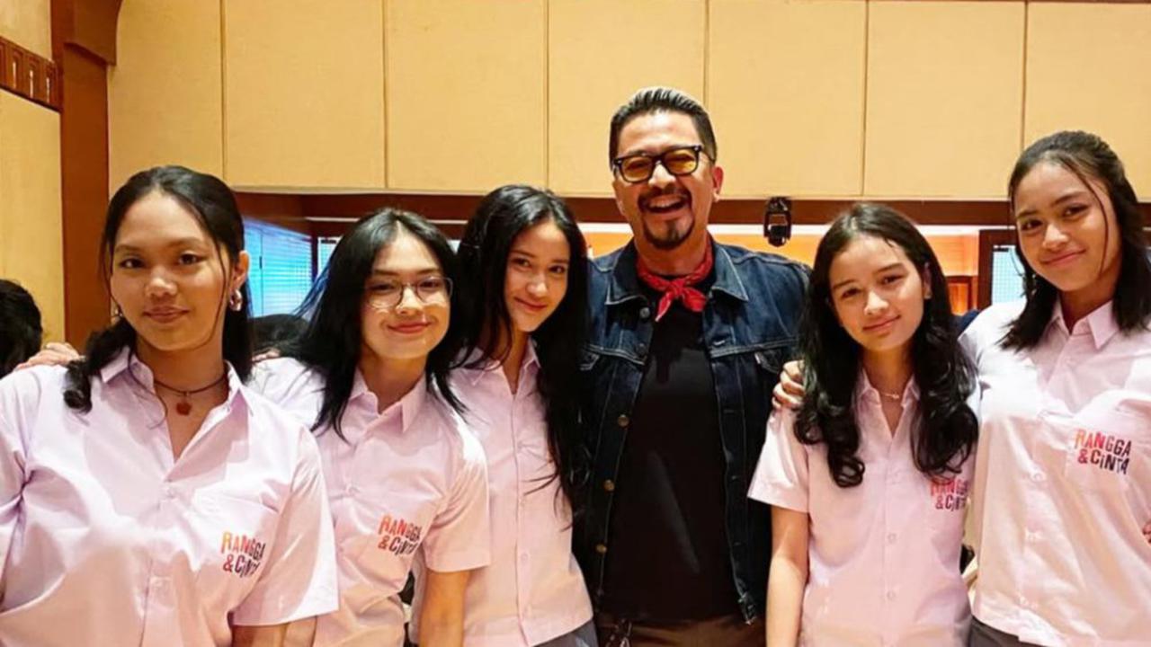 Dukung Anak, Potret Ferry Maryadi Berfoto Bareng Geng Leya Princy di Film RANGGA & CINTA