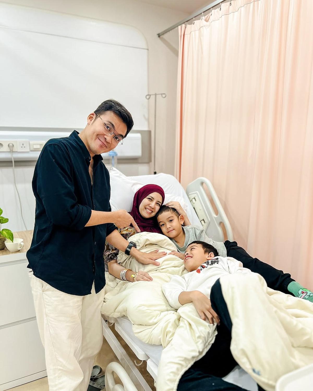 Momen Tya Ariestya Jalani Operasi Pengangkatan Polip, Suami dan Anak Turut Menemani