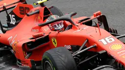 Pembalap Ferrari Charles Leclerc memacu mobilnya saat free practice 1 (FP1) F1 GP Italia di Sirkuit Monza, Jumat (6/9/2019). Charles Leclerc menjadi yang tercepat di FP1 F1 GP Italia dengan mencatatkan waktu 1 menit 27,905 detik. (AP Photo/Luca Bruno)