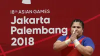 Lifter Indonesia, Nurul Akmal bersiap melakukan angkatan di kelas 75+ kilogram putri angkat besi Asian Games 2018 di JI Expo,Kemayoran, Senin (27/8). Nurul Akmal gagal meraih medali dengan total seberat 253 kilogram. (Lipujtan6.com/Helmi Fithriansyah)