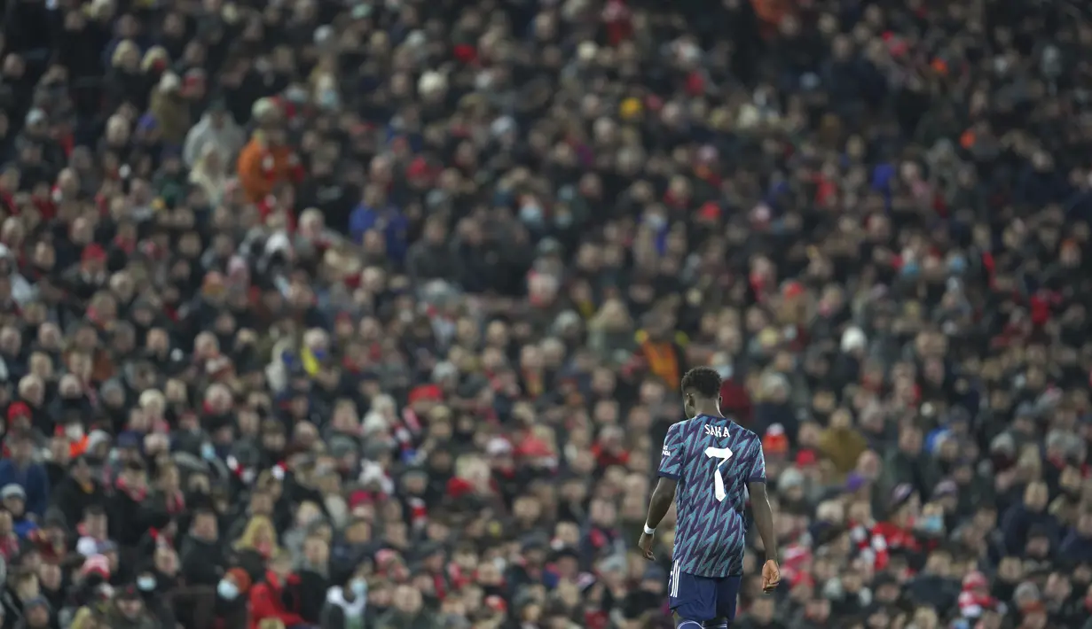 Gelandang Arsenal Bukayo Saka meninggalkan lapangan setelah diganti pada pertandingan leg pertama semifinal Piala Liga Inggris melawan Liverpool di Stadion Anfield, Jumat (14/1/2022) dinihari WIB. Arsenal dipkasa bermain imbang tanpa gol oleh Liverpool. (AP Photo/Jon Super)
