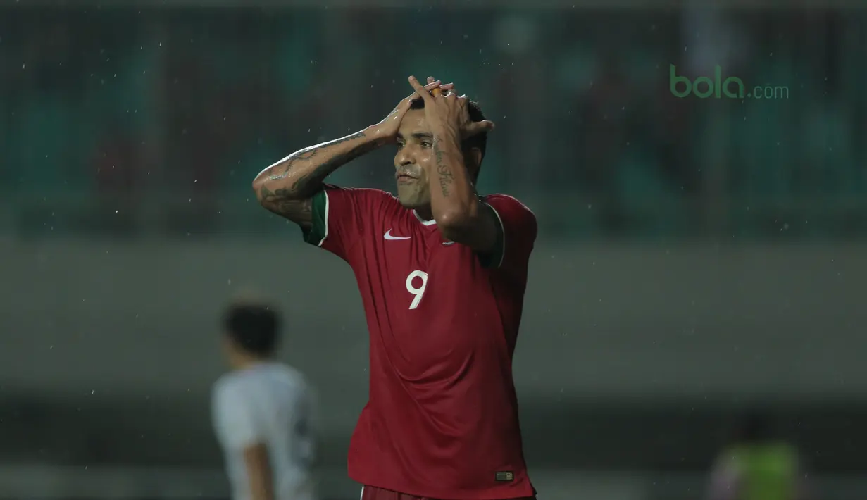 Penyesalan Beto Goncalves setelah gagal memanfaatkan peluang saat melawan Korea Selatan U-23 pada laga uji coba di Stadion Pakansari, Bogor, (23/6/2018).  Indonesia U-23 kalah 1-2 dari Korea U-23. (Bola.com/Nick Hanoatubun)