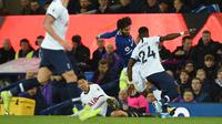 Gelandang Everton Andre Gomes (tengah) ditekel striker Tottenham Hotspur Son Heung-min pada pertandingan Liga Inggris di Goodison Park, Liverpool, Inggris, Minggu (3/11/2019). Tekel Son Heung-min menyebabkan Andre Gomes patah kaki. (Oli SCARFF/AFP)