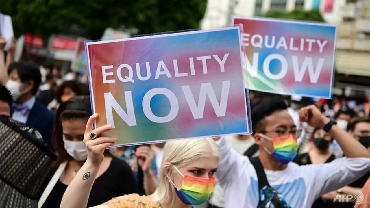 Orang-orang mengambil bagian dalam aksi protes yang diselenggarakan oleh Human Rights Watch untuk mendukung undang-undang LGBT di distrik Shibuya Tokyo pada 6 Juni 2021. (Foto: AFP/Philip Fong)