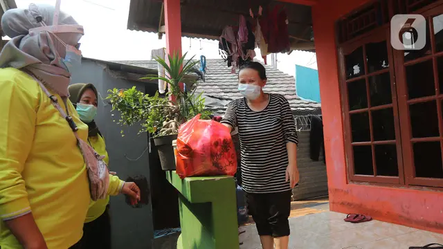Distribusi Bahan Pokok untuk Warga Terkonfirmasi COVID-19 di Cipayung