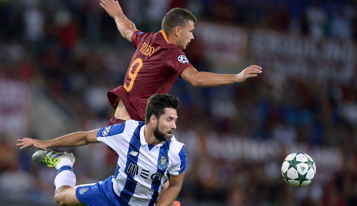 Peman AS roma, Edin Dzeko (atas) berduel dengan pemain FC Porto, Andre Andre pada leg 2 babak play off Liga Champions di Olympic Stadium, Rome (24/8/2016) dini hari WIB. (AFP/Filippo Monteforte)