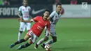 Penyerang Persija, Novri Setiawan (tengah) terjatuh saat berebut bola dengan pemain PS TNI, Roni Sugeng Ariyanto pada lanjutan Liga 1 Indonesia di Stadion Patriot Candrabhaga, Bekasi, Sabtu (30/9). Persija menang 4-1. (Liputan6.com/Helmi Fithriansyah)