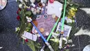 Karangan bunga diletakkan di trotoar dekat prasasti Carrie Fisher di Hollywood Walk of Fame Star, Kamis (29/12). (AP Photo / Reed Saxon)